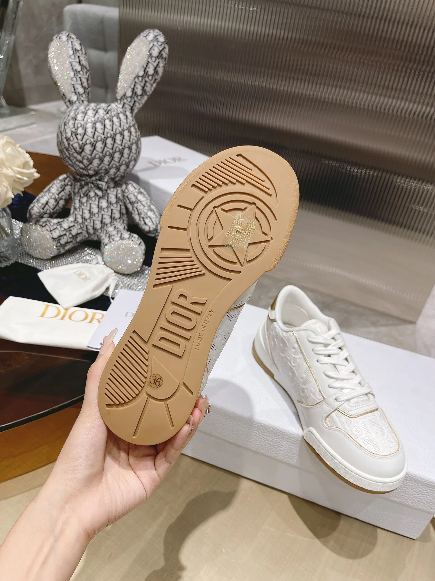👟👟Ex-factory price 480👟👟 Dior D'24 autumn and winter new one series white shoes, casual sports shoes, sneakers, original purchase, development and production. This season's new Dio One sports shoes are fashionable and modern, highlighting Dior's exquisite craftsmanship. Crafted from white cow leather, it features an Oblique print-effect cut-out panel for a unique look. The insole is decorated with stars and the tongue is decorated with the Christian Dio 👟👟 ex-factory ARIS logo. It can be paired with all kinds of casual items this season to add a bright finishing touch to fashionable looks. Fabric: Original customized first-layer cowhide Lining: Imported breathable mesh lining Sole: Original molded two-color T 👟👟 Factory price U outsole Sole thickness: 2.5CM Size: Women's 35-41 (customized at 40.41)